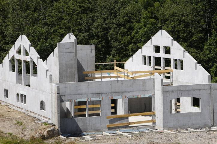 betonowy dom w surowym stanie