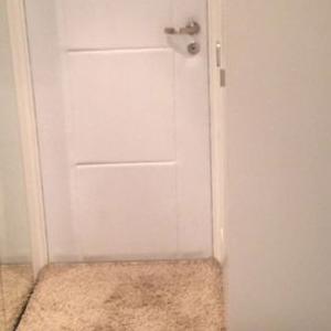 białe drzwi w mieszkaniu